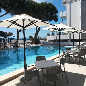 Ombrellone da Terrazzo Quadrato con Palo Centrale - DANIELI