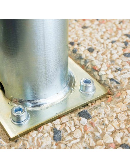 base in cemento con tubo per ospitare il mezzo ombrellone