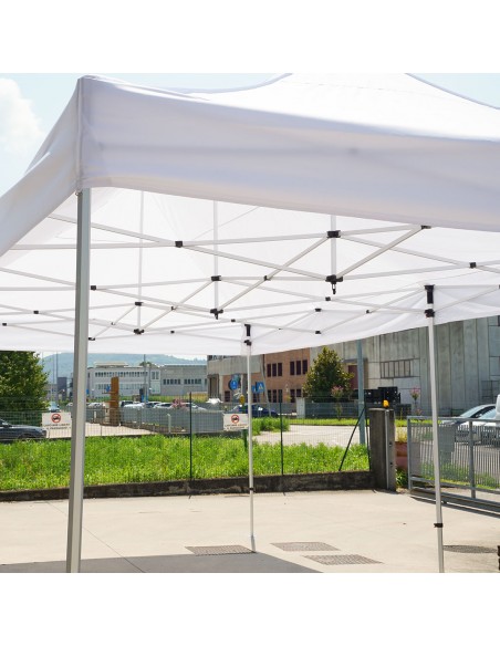 gazebo con telo bianco