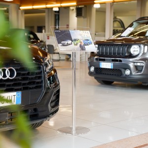 Leggio in plexiglass portalibro A3 orizzontale in uno showroom di automobili - DANIELI