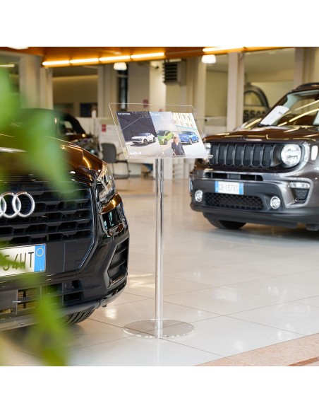 Leggio in plexiglass portalibro A3 orizzontale in uno showroom di automobili