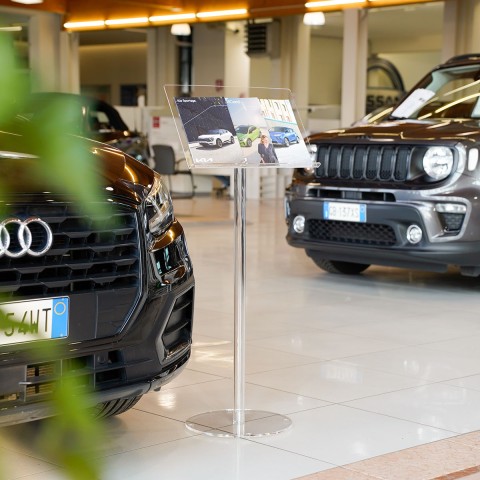 Leggio in plexiglass portalibro A3 orizzontale in uno showroom di automobili - DANIELI