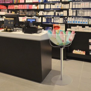 Espositore da terra con cesto in plexiglass e base tonda in metallo - DANIELI