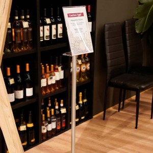 Porta Avvisi da Terra in Plexiglass Trasparente Tasca A4 Inclinata - DANIELI