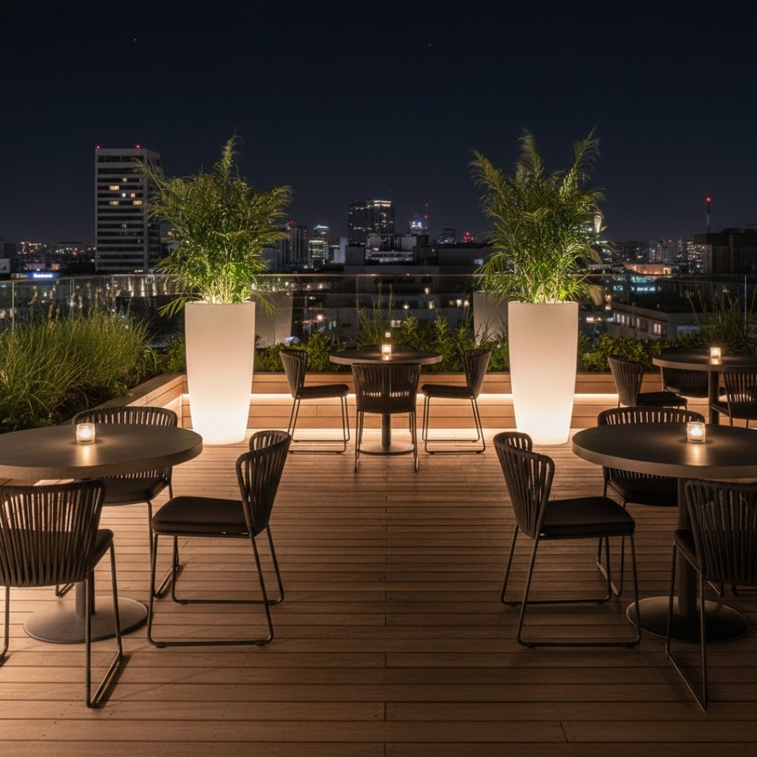 vasi luminosi su terrazza rooftop bar