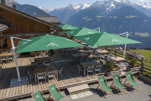 ristorante di montagna con ombrelloni e straio personalizzati