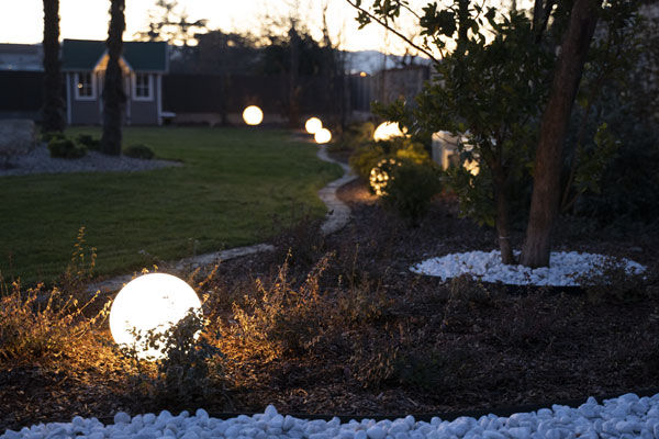 sfere luminose per giardino