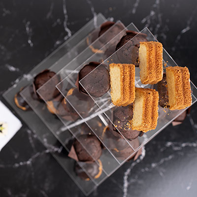 espositore a piramide per pasticceria